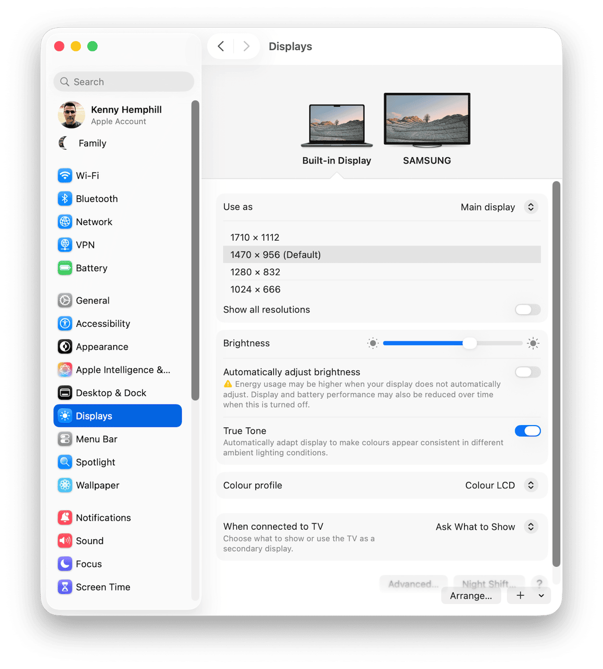 macOS Displays settings showing built-in MacBook display and external Samsung monitor with resolution options