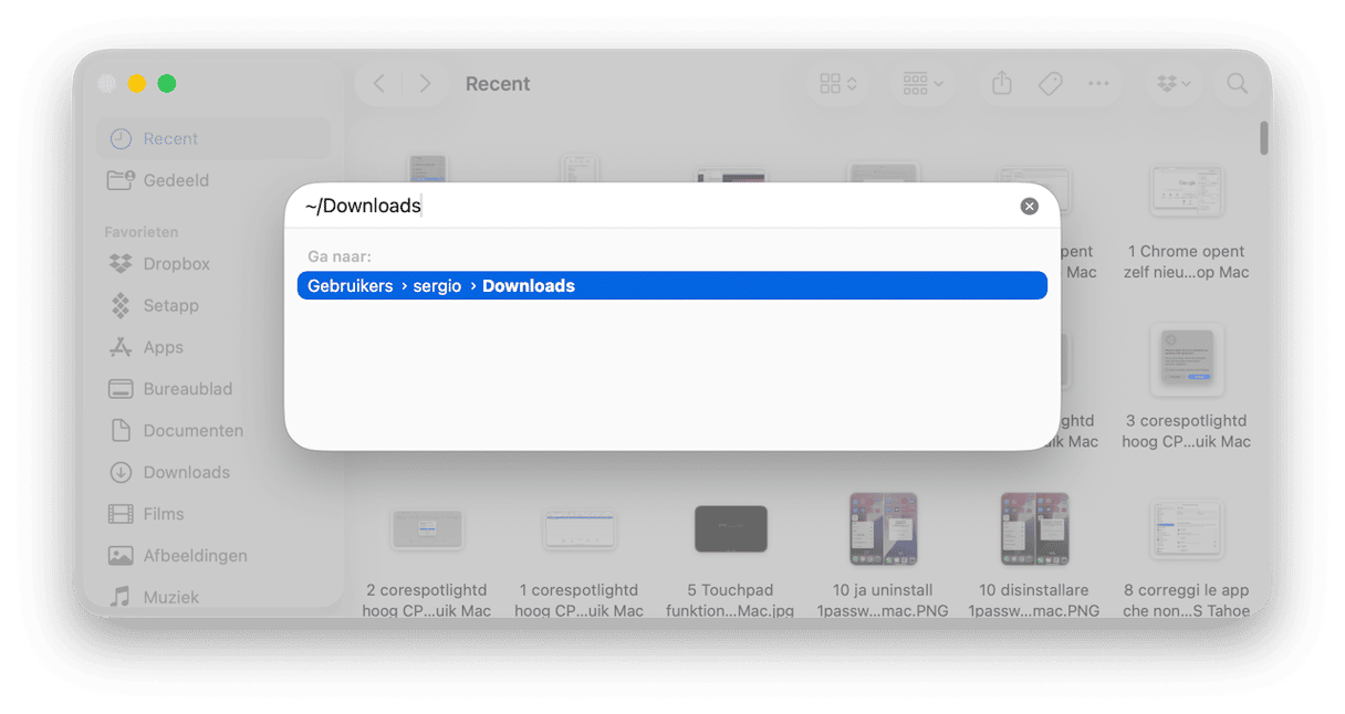 Open de Finder, druk op Command + Shift + G en plak het volgende pad: ~/Users/[je gebruikersnaam]/Downloads